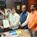 छठ को लेकर शिवगंगा छठ पूजा समिति ने नगर आयुक्त से की मुलाकात, साफ-सफाई और सड़क मरम्मत की मांग